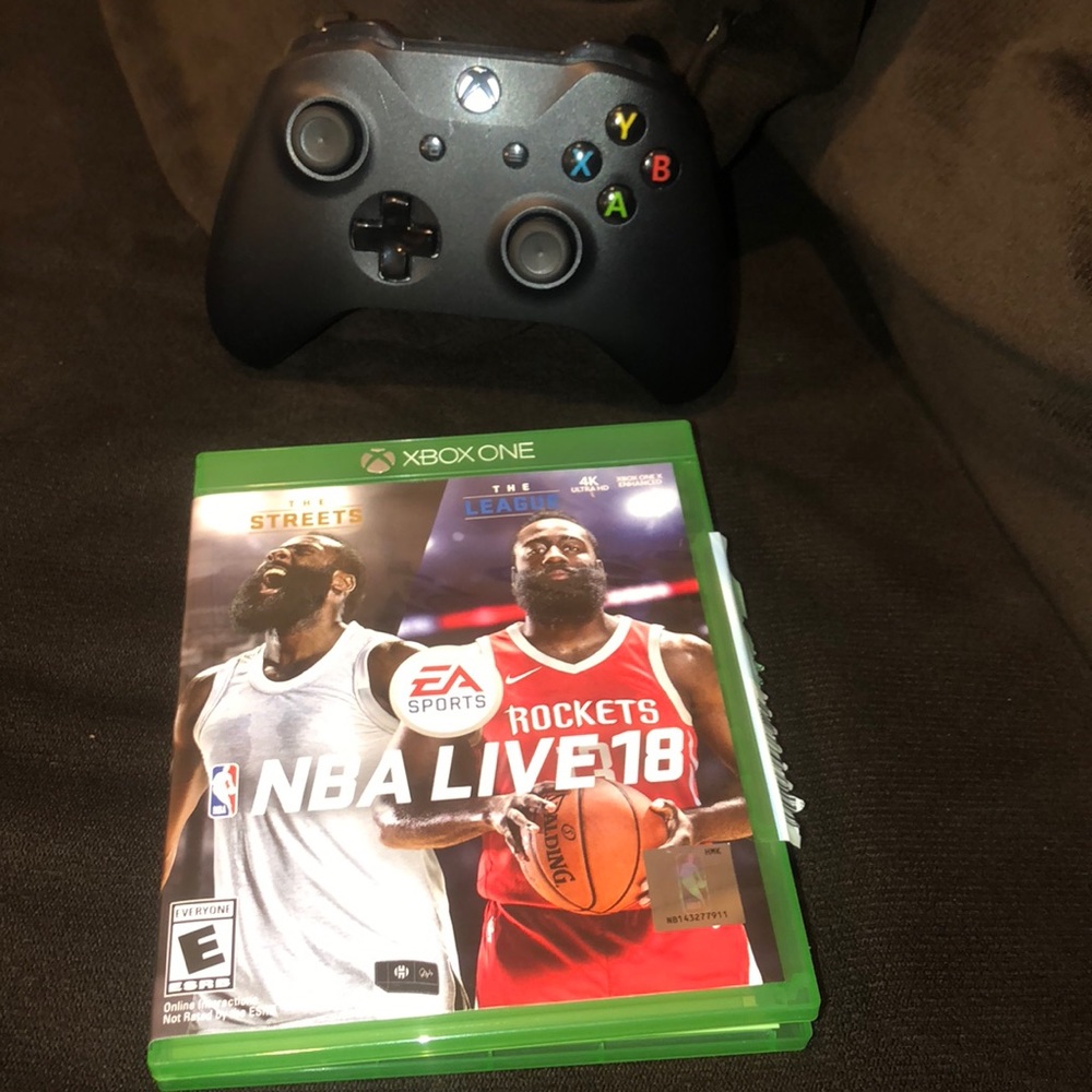 NBA LIVE 18 & NBA 2K 18. (COMES IN NBA LIVE BOX)